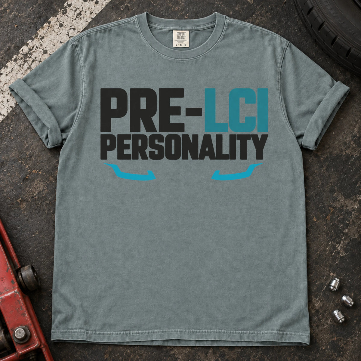 Bay car enthusiast T-shirt. Minimal headlight lines give Pre-LCI Personality an enthusiast identity.