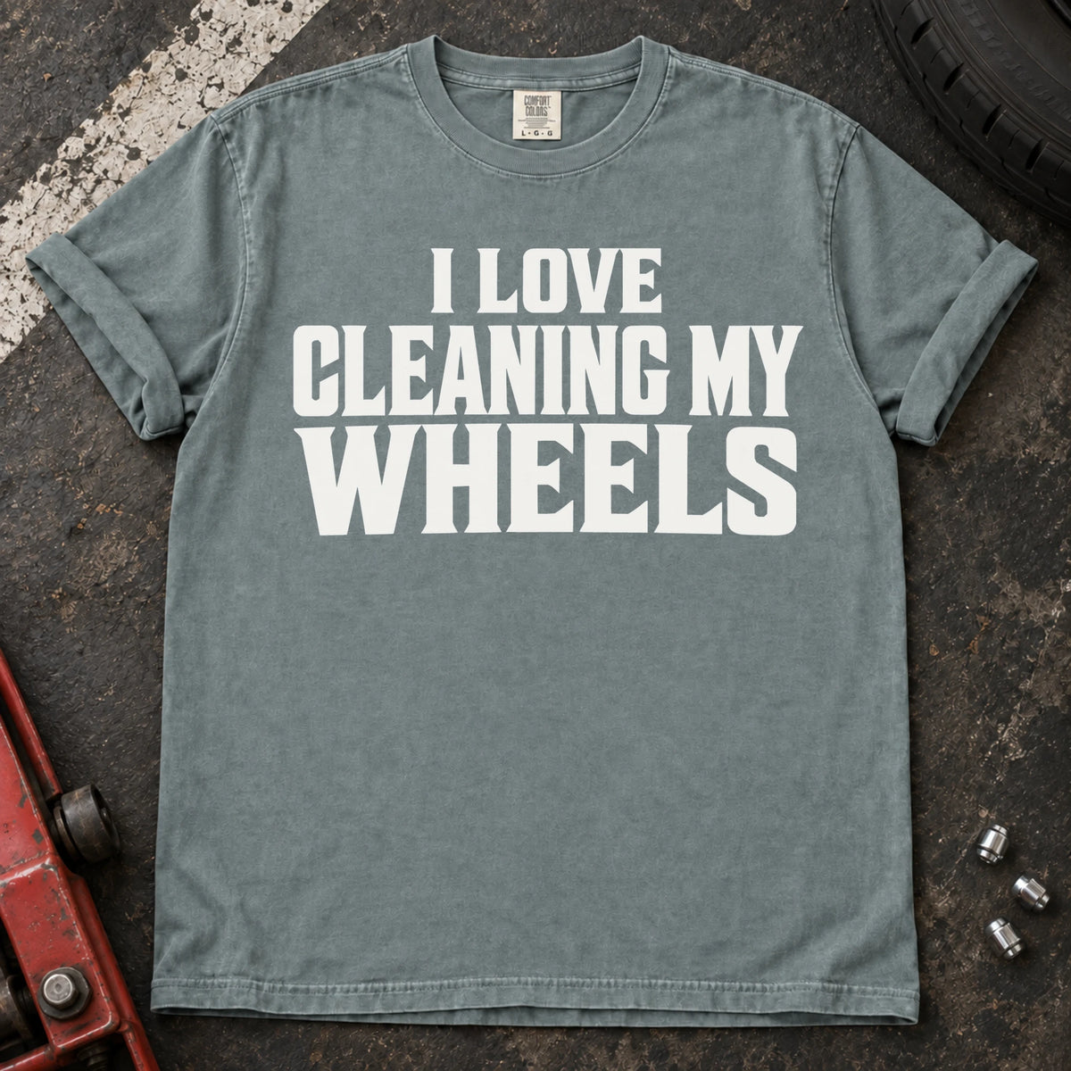 Bay T-shirt with bold lettering reading 'I love cleaning my wheels'.
